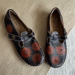 L’Artiste Leather Blue Minna Floral Flats- size 37 (6.5)